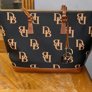 NWOT DOONEY & BOURKE in the color Charcoal! Included is the DB CHARM!🌟👜🖤